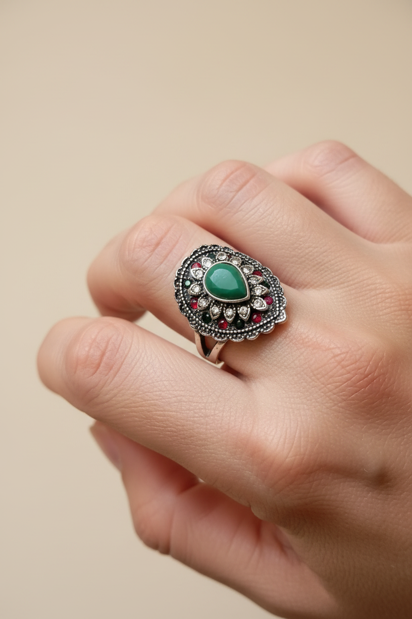 Anillo de esmeralda en dedo corazón