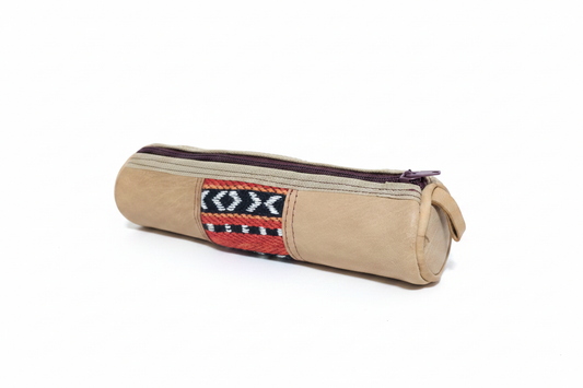Estuche cilíndrico beige con parche étnico en fondo blanco