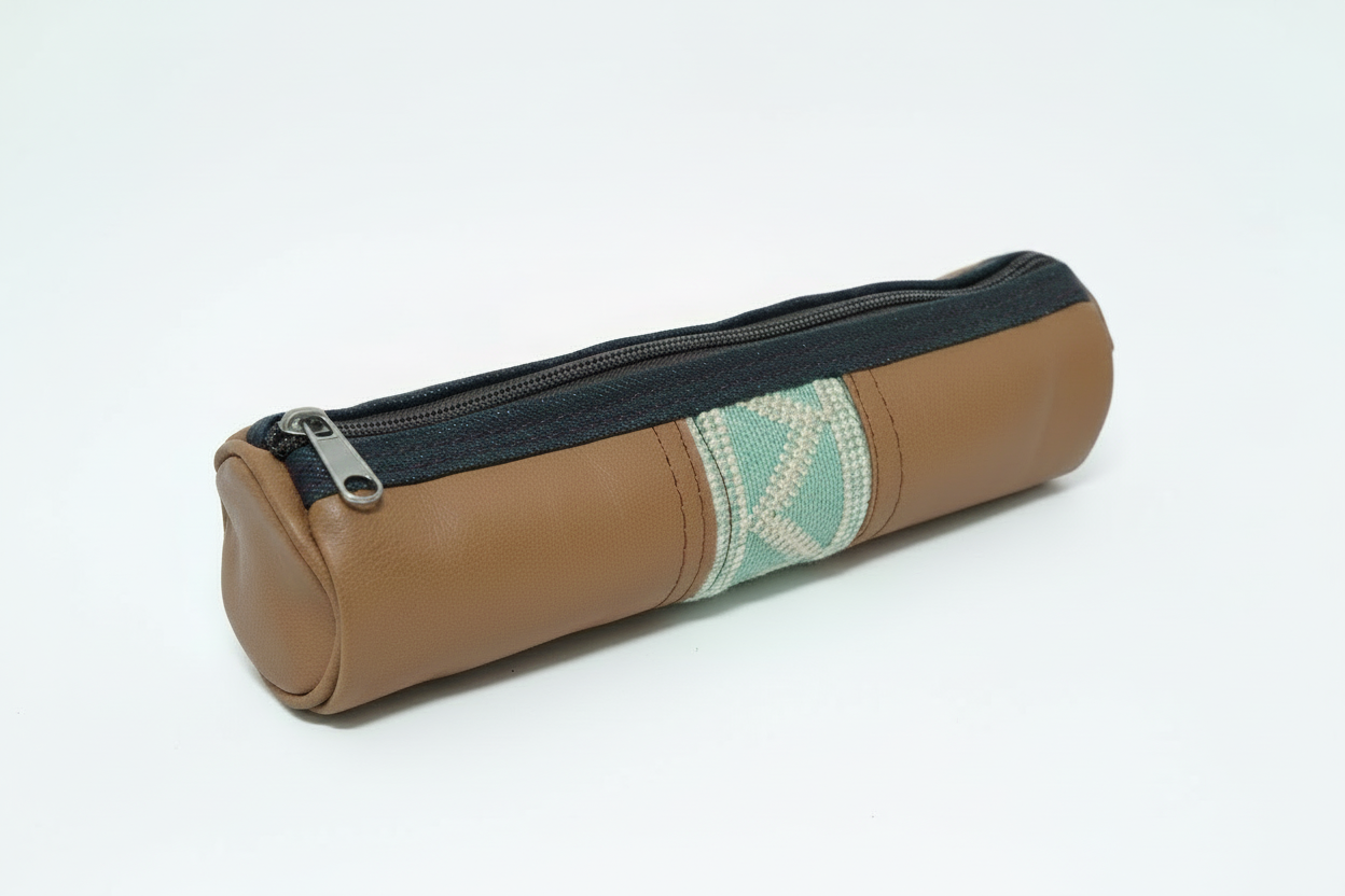 Estuche cilíndrico con un solo tirador de cremallera