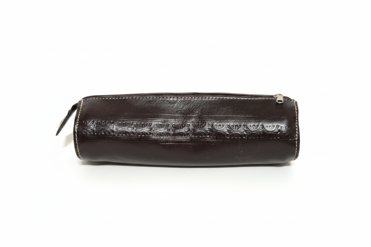 Estuche cilíndrico negro con grabado árabe en fondo blanco