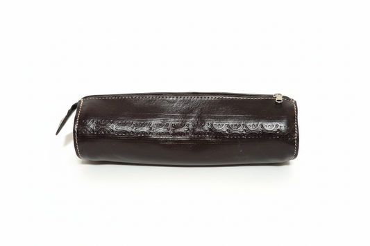 Estuche cilíndrico negro con grabado árabe en fondo blanco