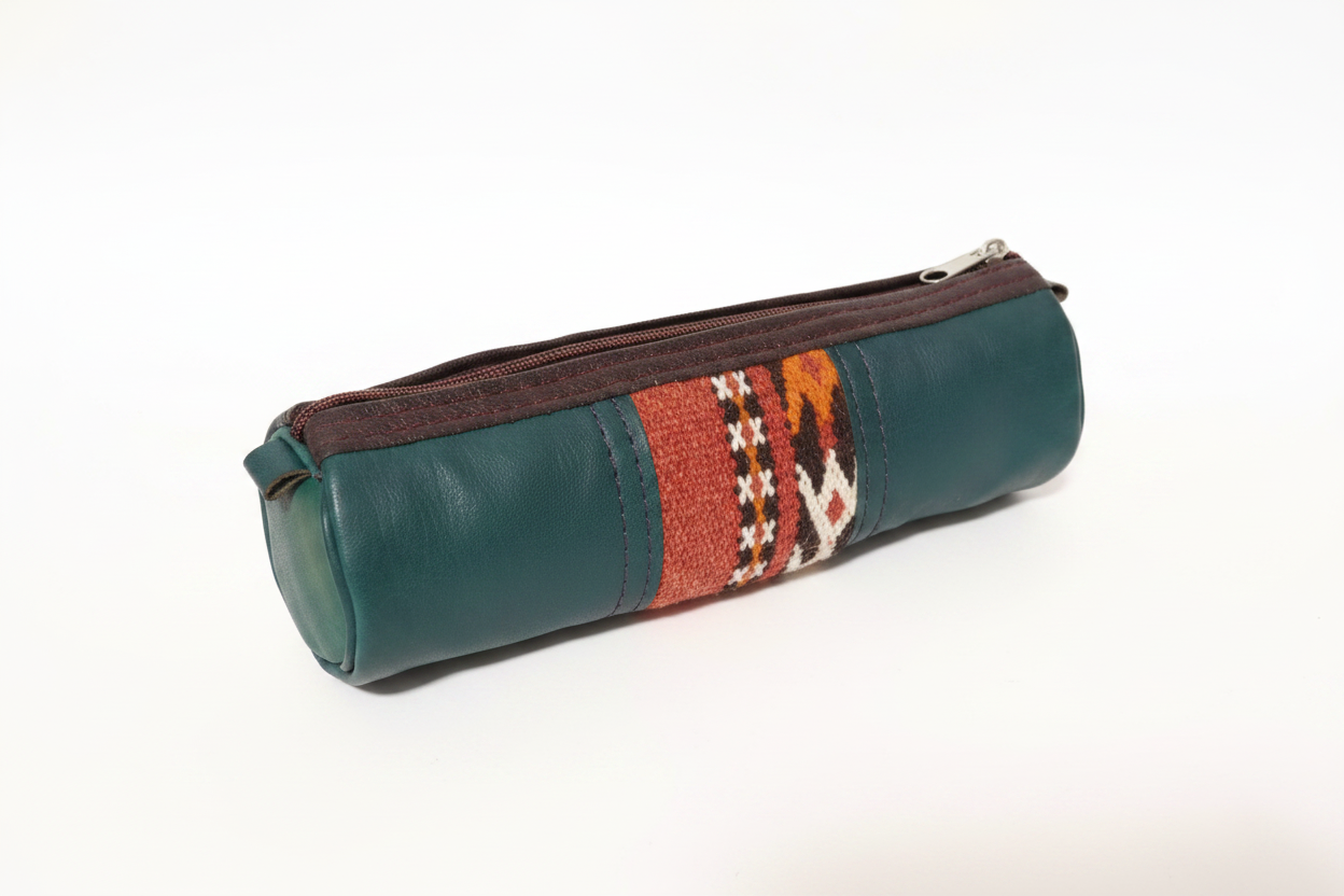 Estuche cilíndrico verde azulado con parche kilim en fondo blanco