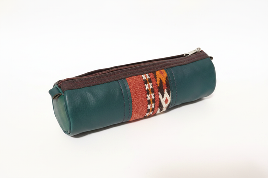 Estuche cilíndrico verde azulado con parche kilim en fondo blanco
