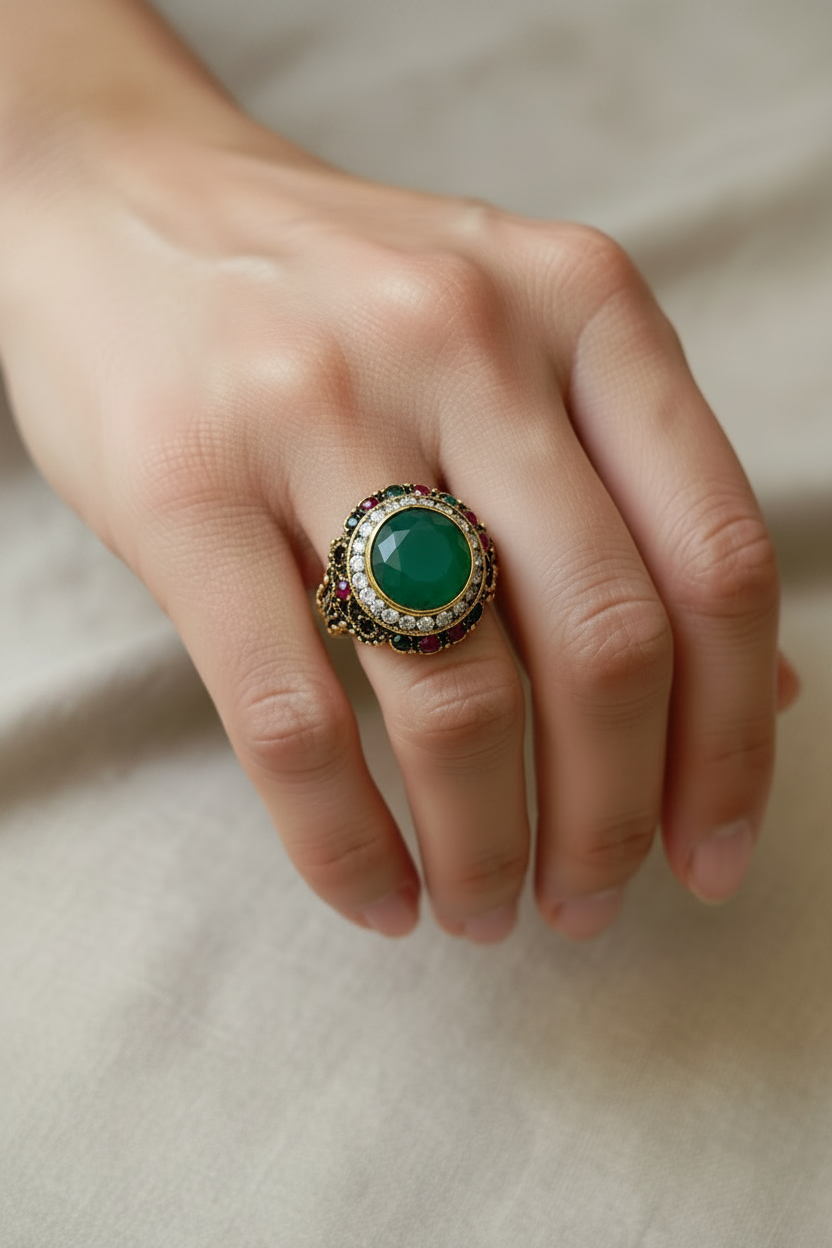 Mano de mujer con anillo de esmeralda - piedra más pequeña